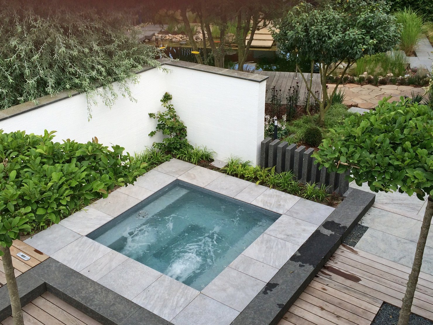 CSIDE 21 Gartenpool, 210 × 210 × 80 cm, Spa-Massage-Paket, Farbe Granicite Steingrau – RivieraPool Ausstellung Hannover